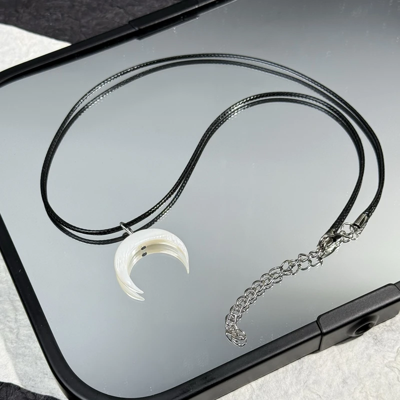 合金仿珍珠吊坠 天然贝壳雕刻月牙项链女款锁骨链简约小众设计
