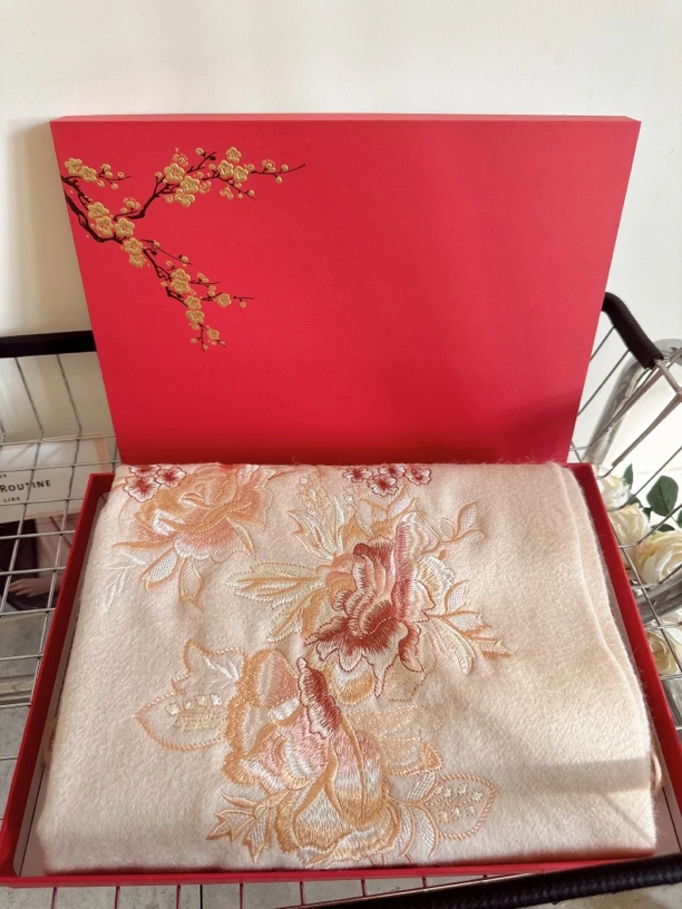 高端刺绣羊毛围巾女士保暖披肩送妈妈长辈礼物礼盒包装长款秋冬