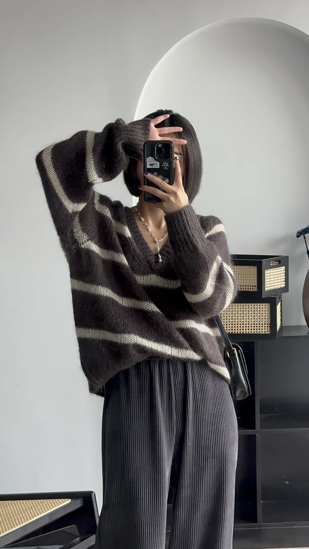 宸渡2023秋季新品《V领条纹大版毛衣》