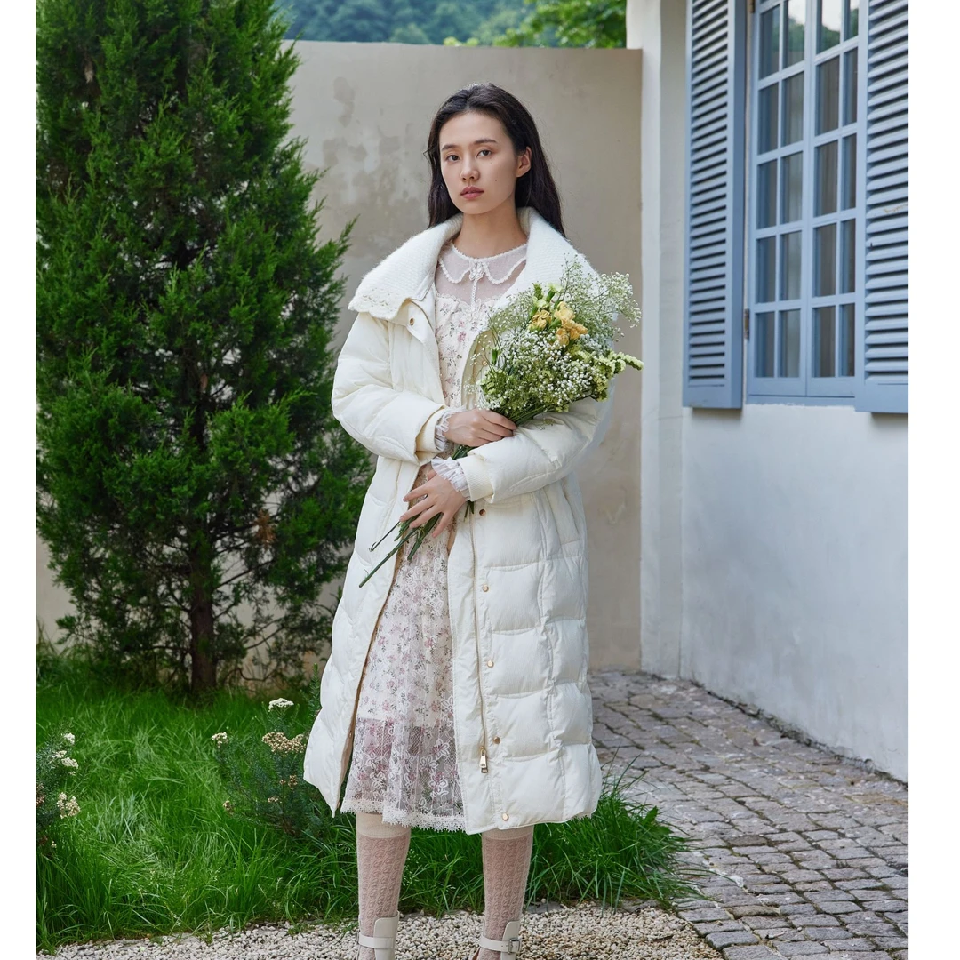 【念一甄选】芭依璐蝴蝶压花手工钩花领长款羽绒服88Y6010