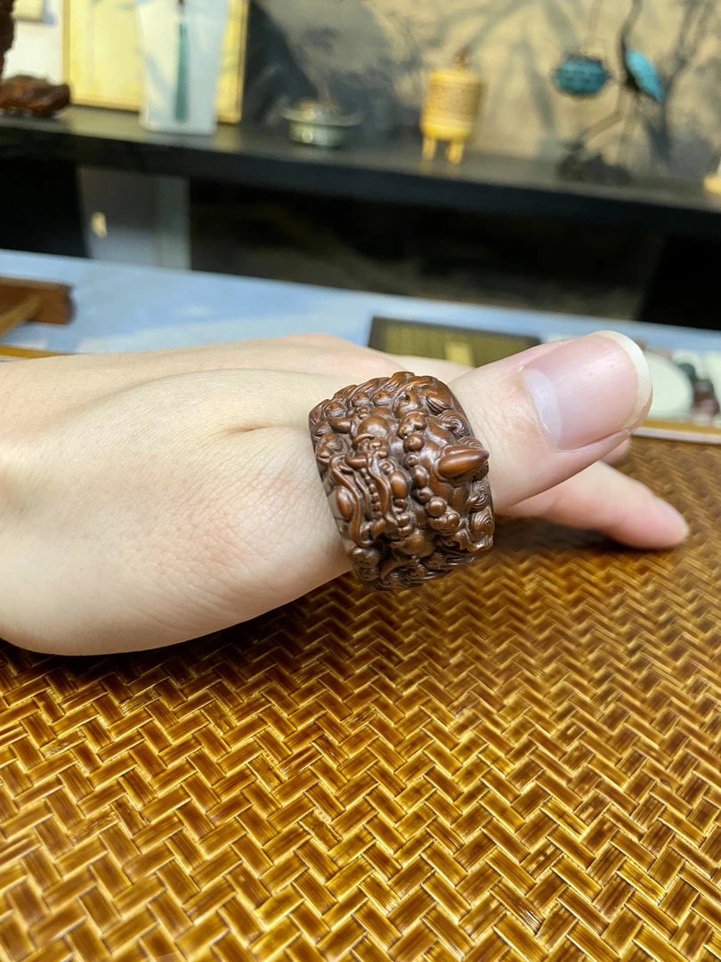 黄杨木仿古貔貅扳指转手把件