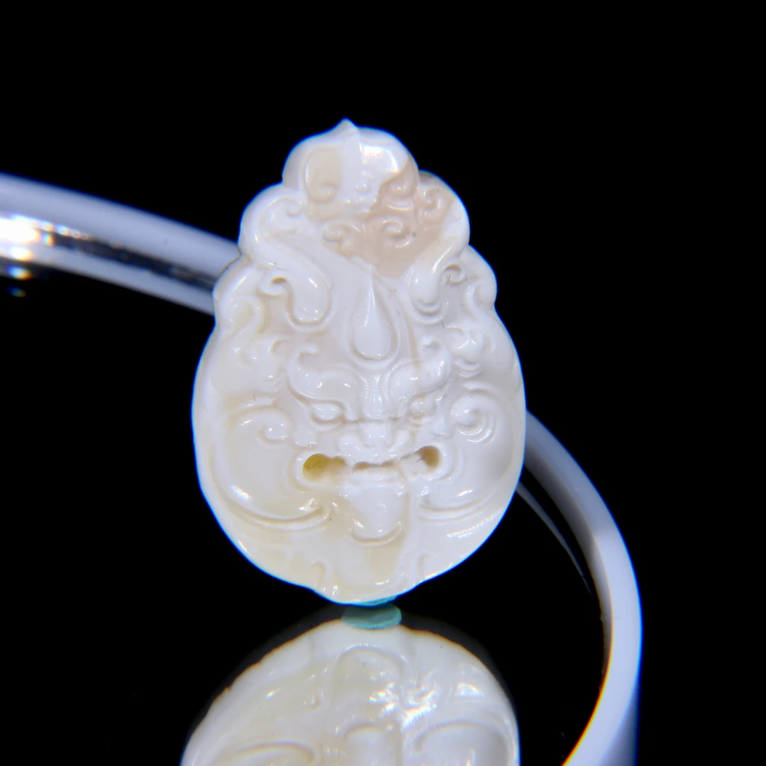 特惠 瓷白貔貅兽面牌精工雕刻件 琥珀蜜蜡文玩配饰一物一拍