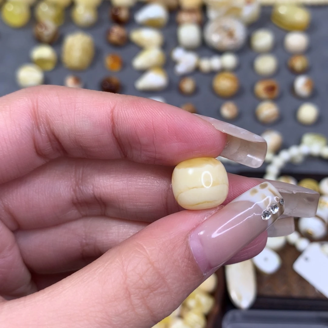 【闪购商品】琥珀裸石未镶嵌木*