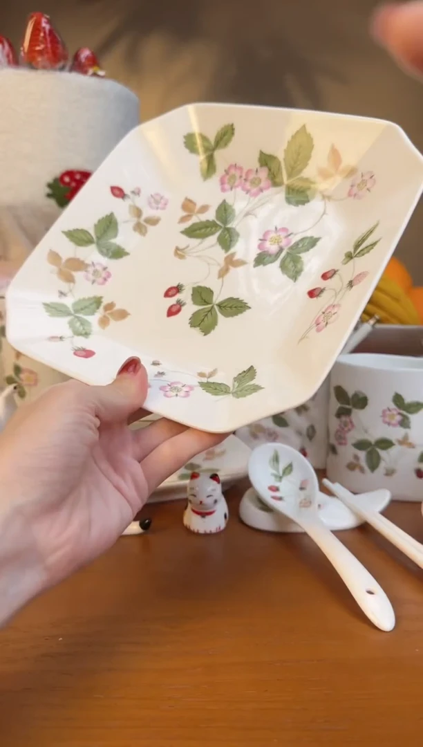 【闪购商品】高骨瓷草莓八角方盘