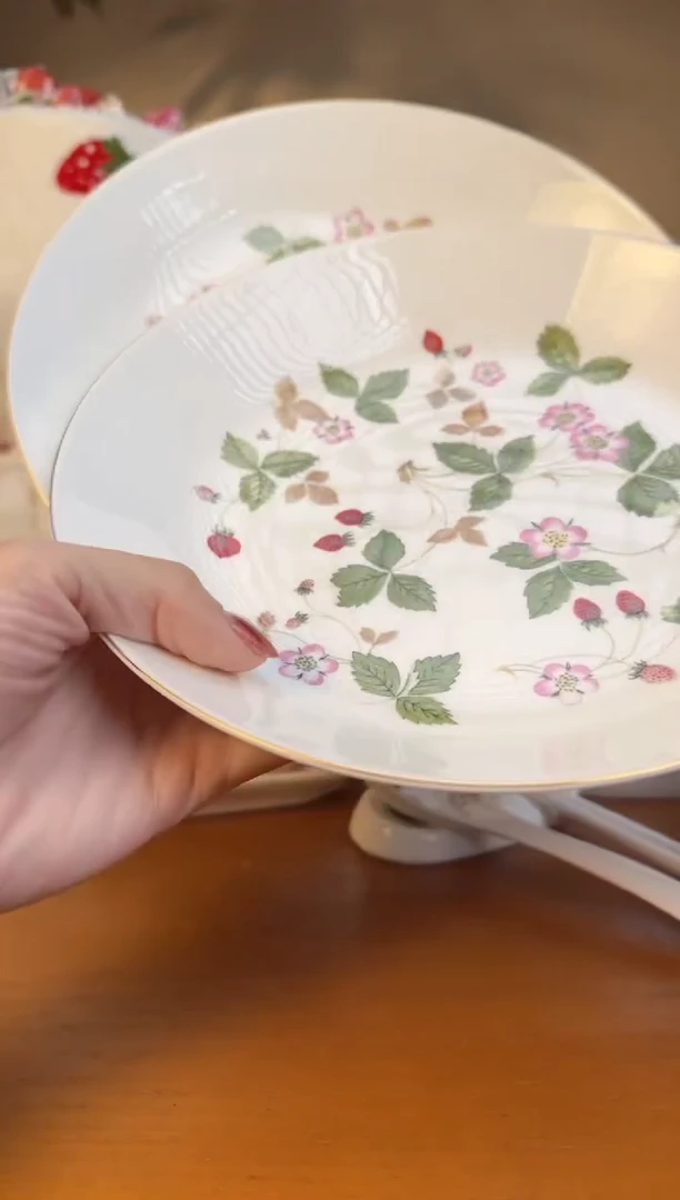 【闪购商品】高骨瓷草莓饭菜盘两个