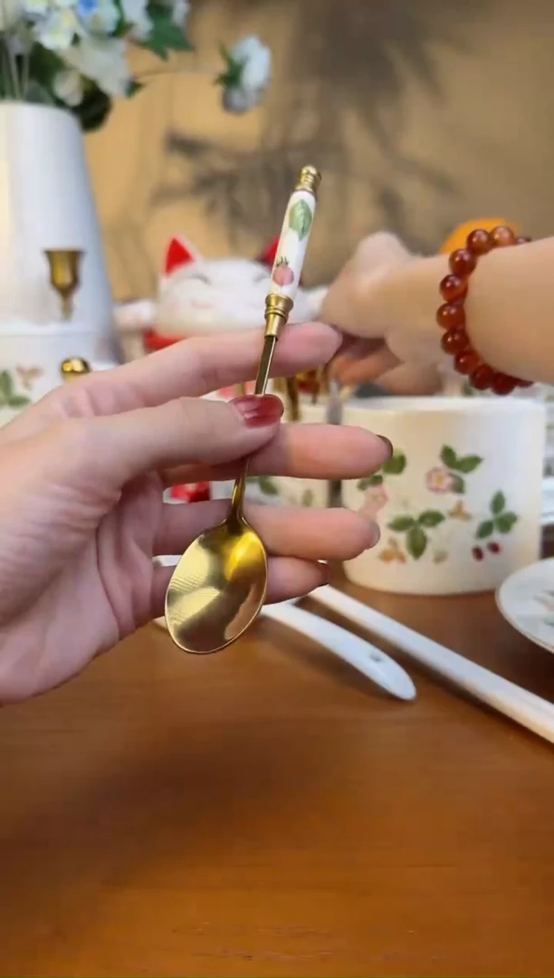 【闪购商品】高骨瓷草莓黄铜勺子