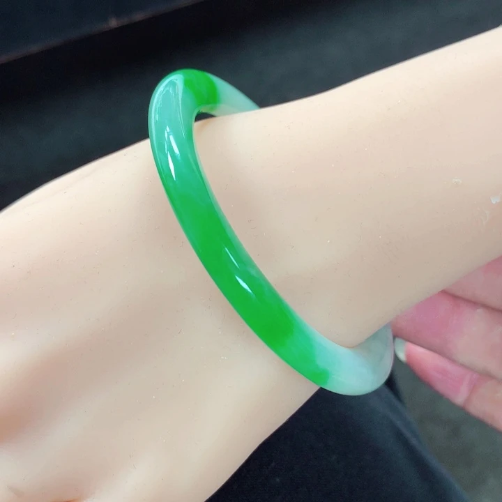 翡翠手镯未镶嵌缅甸