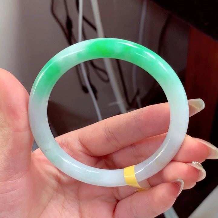 翡翠手镯未镶嵌缅甸