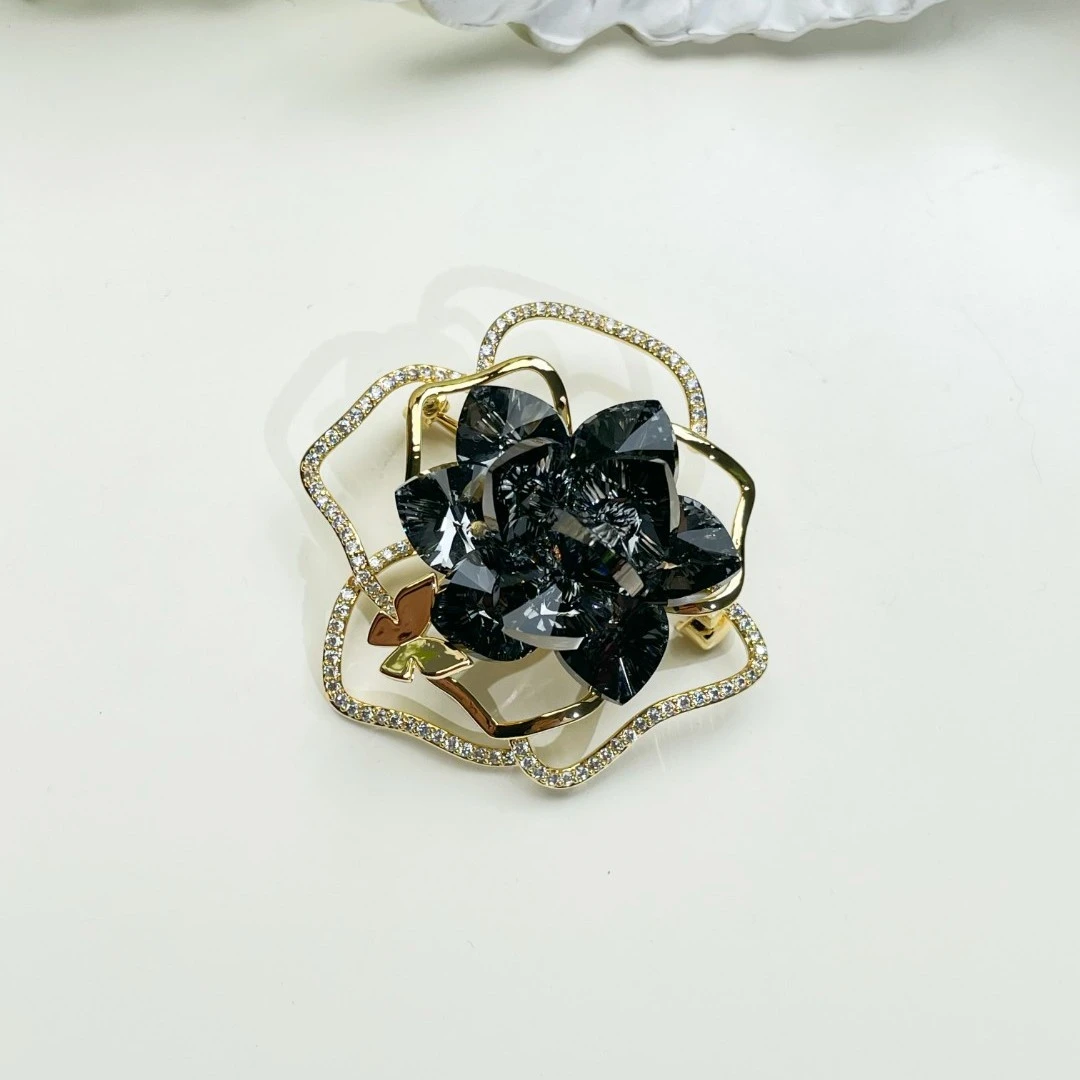 铜合金仿水晶胸针 GD592【施华洛】蝶舞山茶花《黑美人》胸针