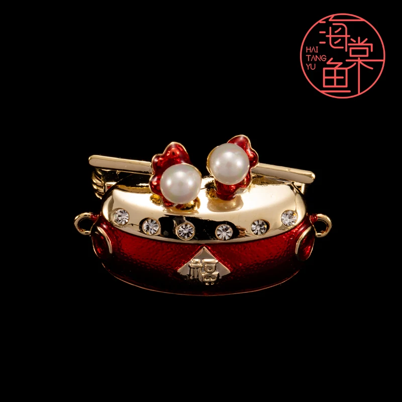 铜合金合成锆石胸针 FL972新年福鼓胸针