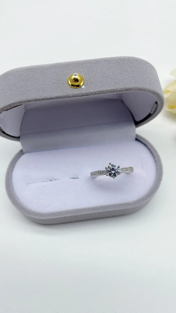 925银合成锆石戒指 S925银六爪女戒简约时尚