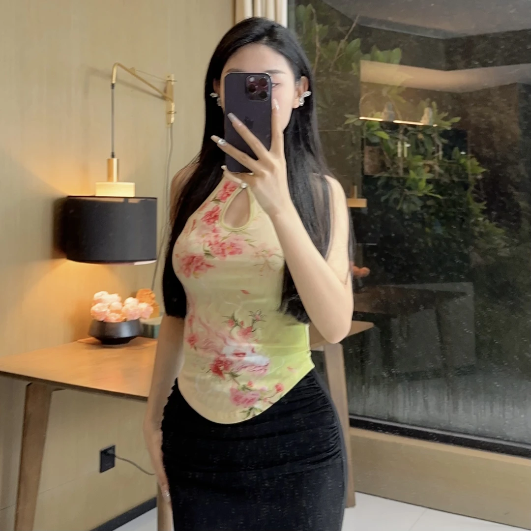 轻奢气质女人味立领无袖定位花时尚早春桃雨修身设计百搭小上衣