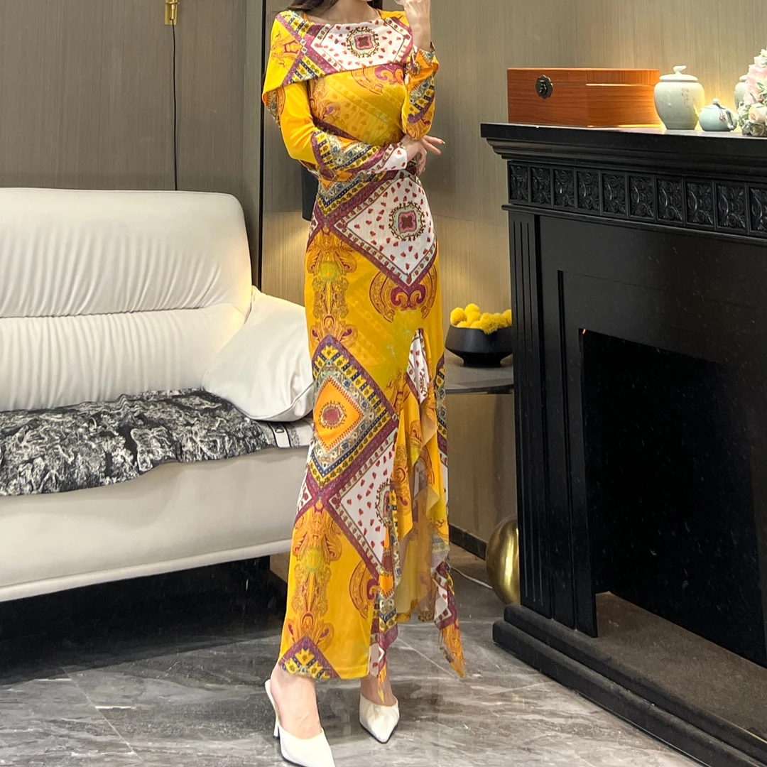 轻奢气质女人味连帽一字领长袖苏黎油画显瘦修身百搭开叉连衣裙