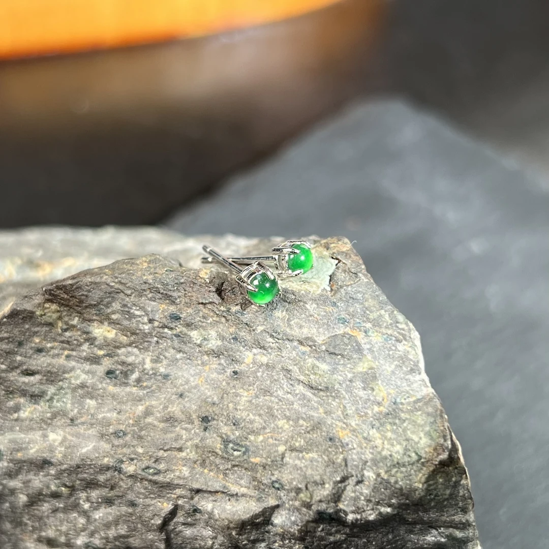 【大猫珠宝】s925阳绿翡翠耳钉3.5mm KT24080618