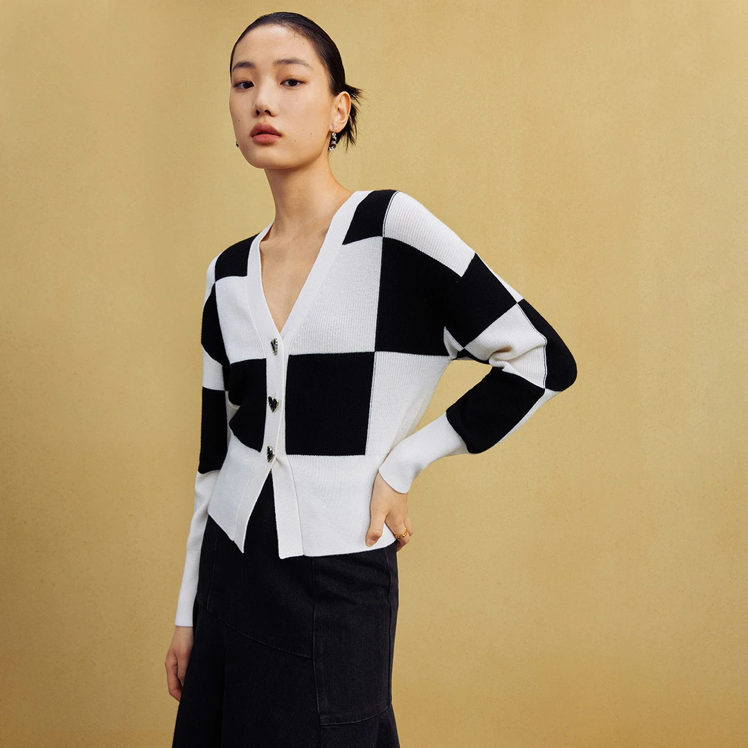 【小余专属】撞色棋盘格针织衫舒适绵羊毛V领长袖开衫M731302033