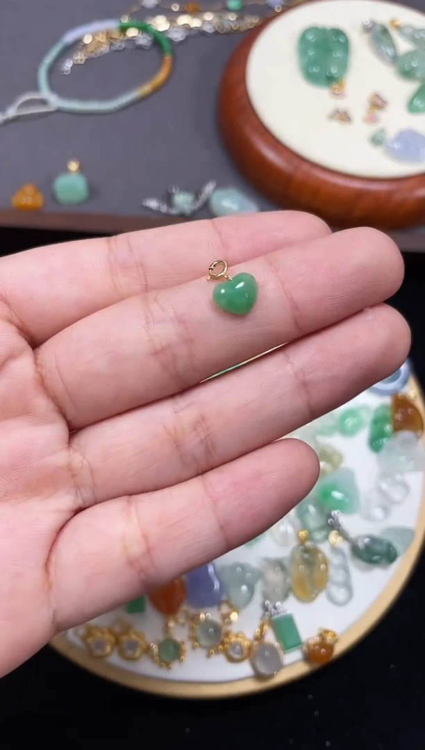 【闪购商品】翡翠吊坠(不含链)18K金镶嵌一个     P529