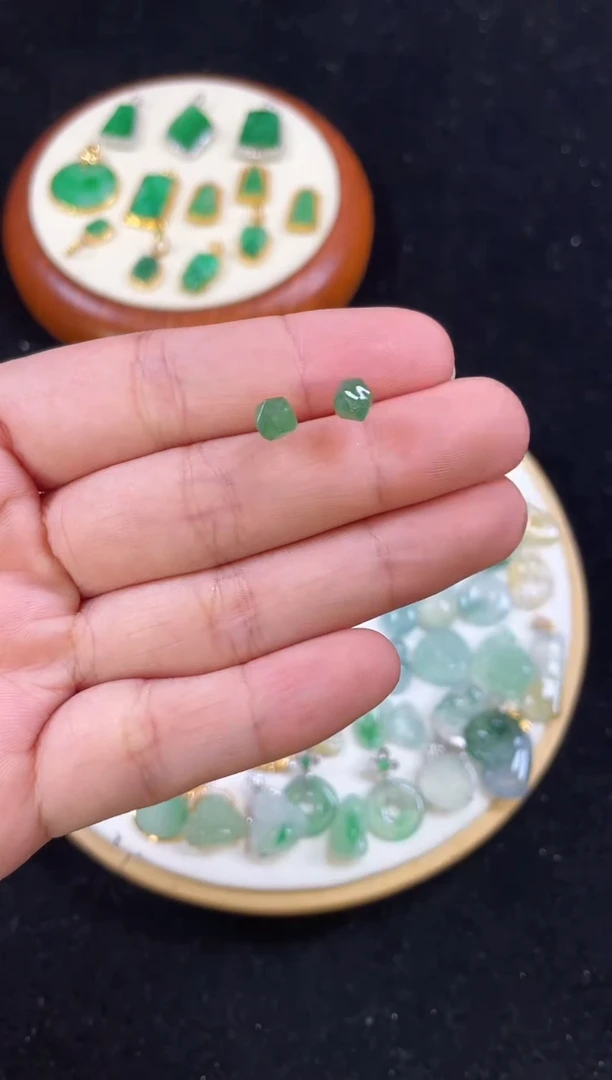 【闪购商品】翡翠耳钉18K金镶嵌两个     P365