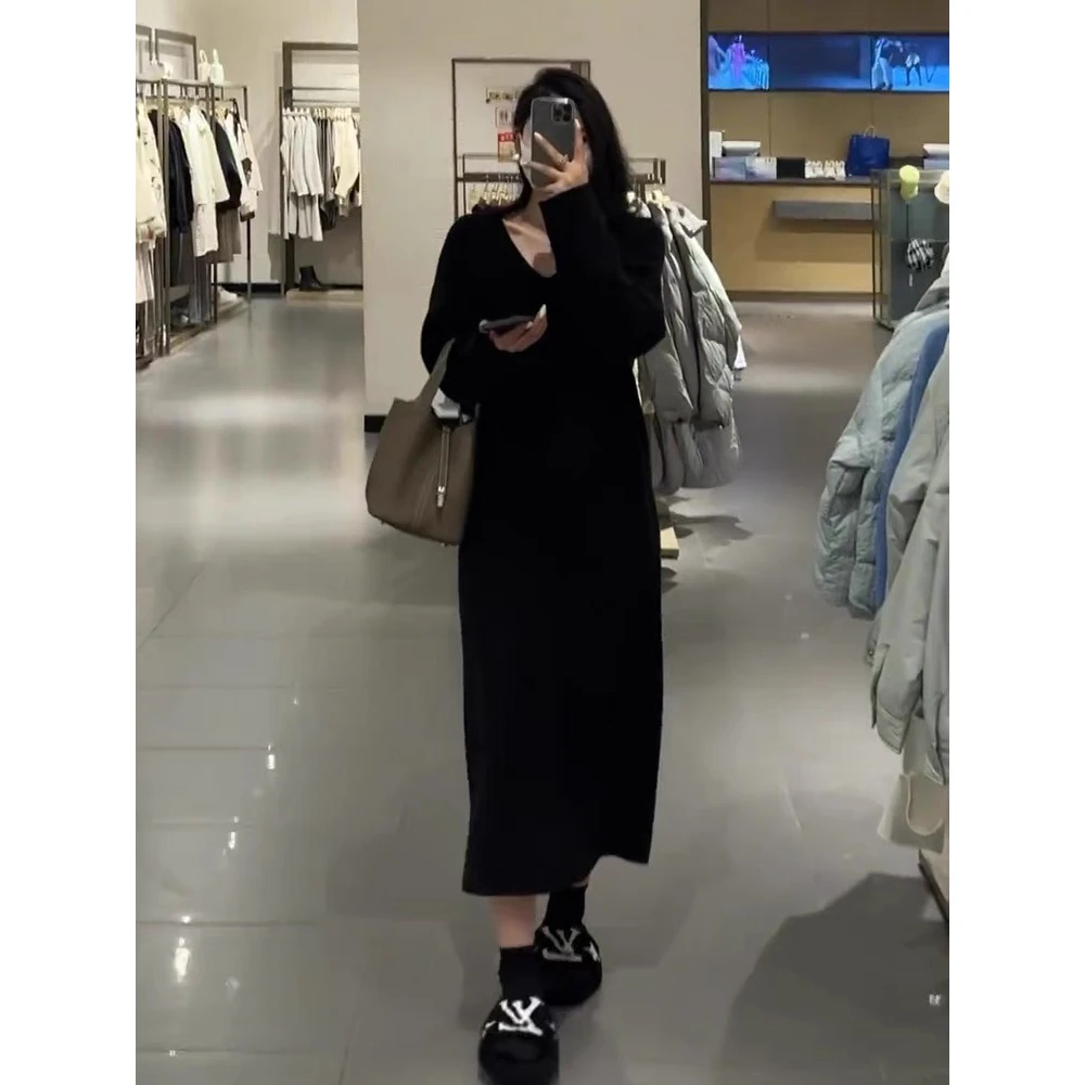 大码女V领打底针织连衣裙2025春秋新款胖mm显瘦内搭黑色毛衣裙子