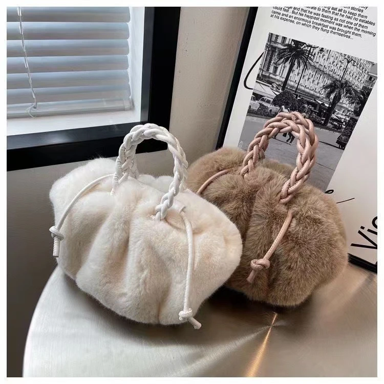 挎毛绒柔软云朵收纳包百搭款高质感手提抽绳高级单肩化妆包时尚
