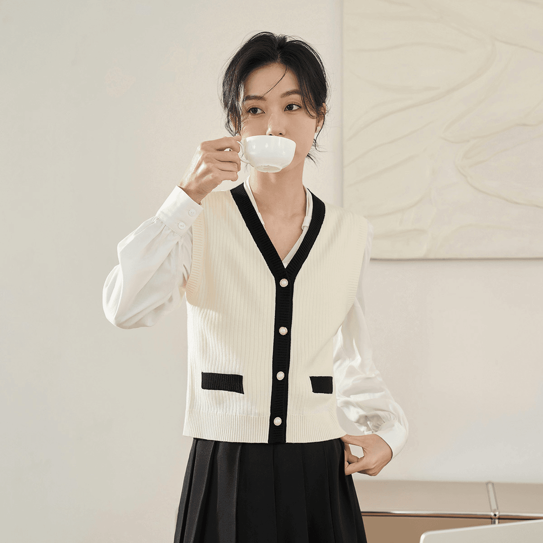 茵曼春季时尚珍珠纽扣撞色修身显瘦设计感长袖V领针织衫F18314286