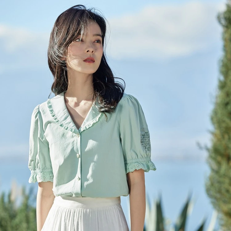 茵曼夏新款休闲百搭小众V领拼接绣花边泡泡袖衬衫女18322280
