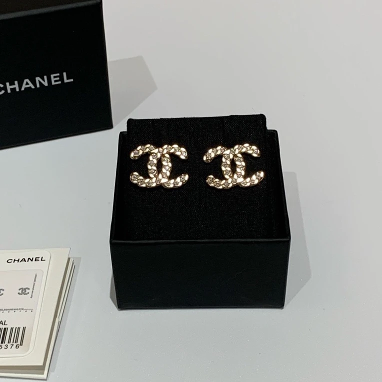 99新 Chanel/香奈儿 Chanel 19P 淡金色耳钉 双C大Logo镶钻