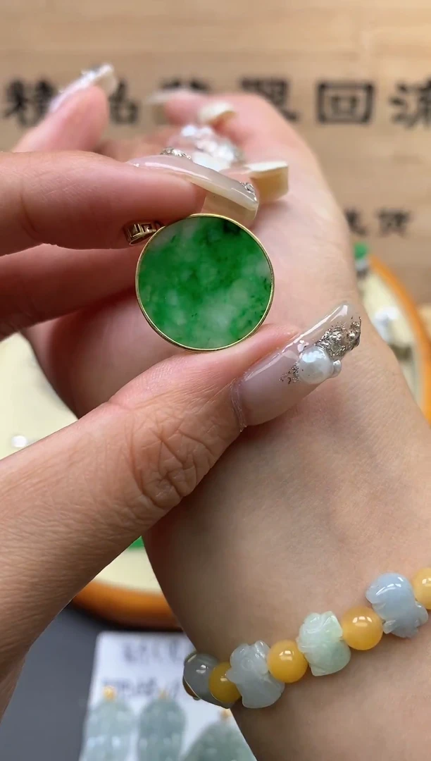 【闪购商品】翡翠颈饰18K金镶嵌圆无事牌