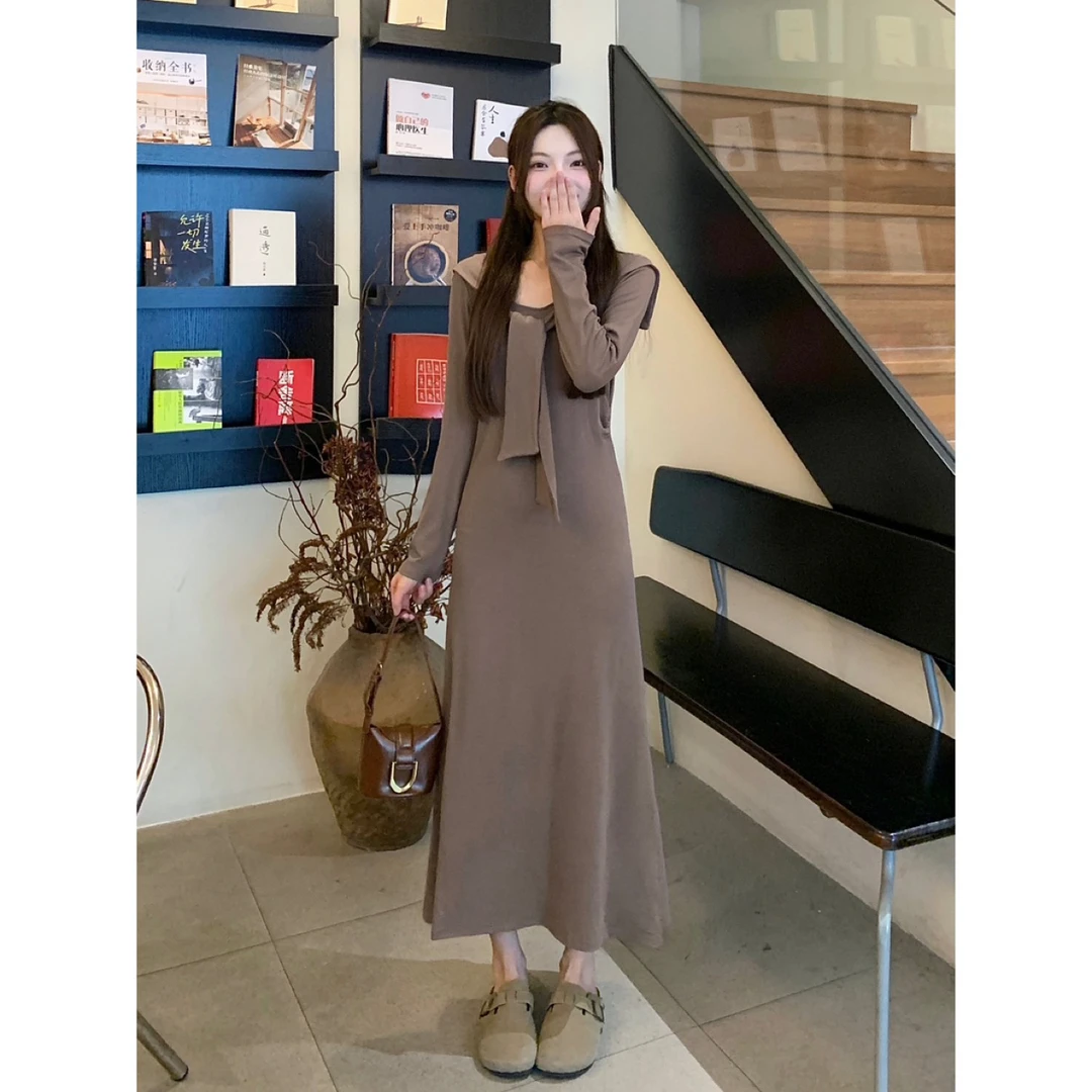 新款时尚显瘦收腰针织连衣裙秋季设计感气质长裙一体式披肩