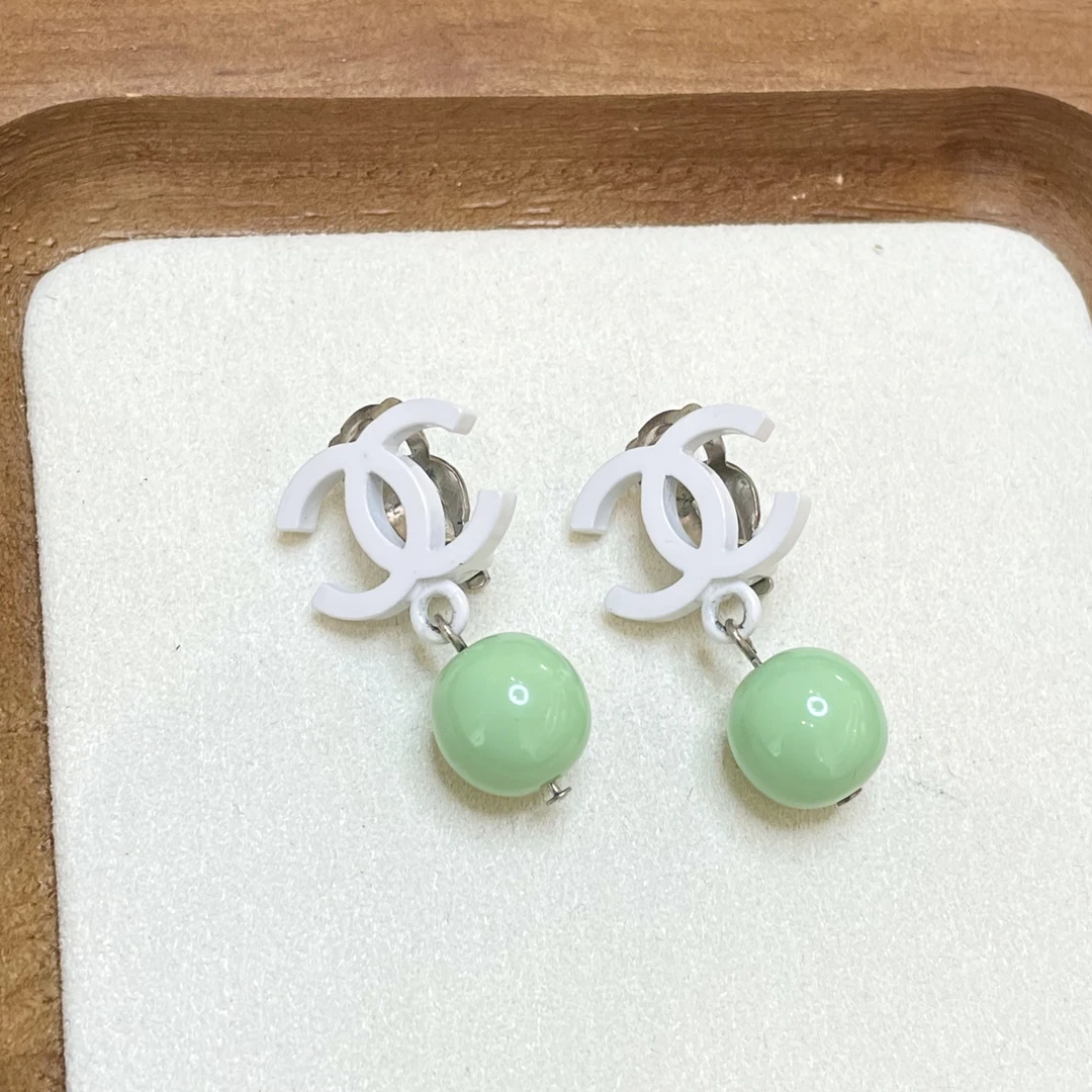 95新 Chanel/香奈儿 白色双C绿色球球耳夹 2407121