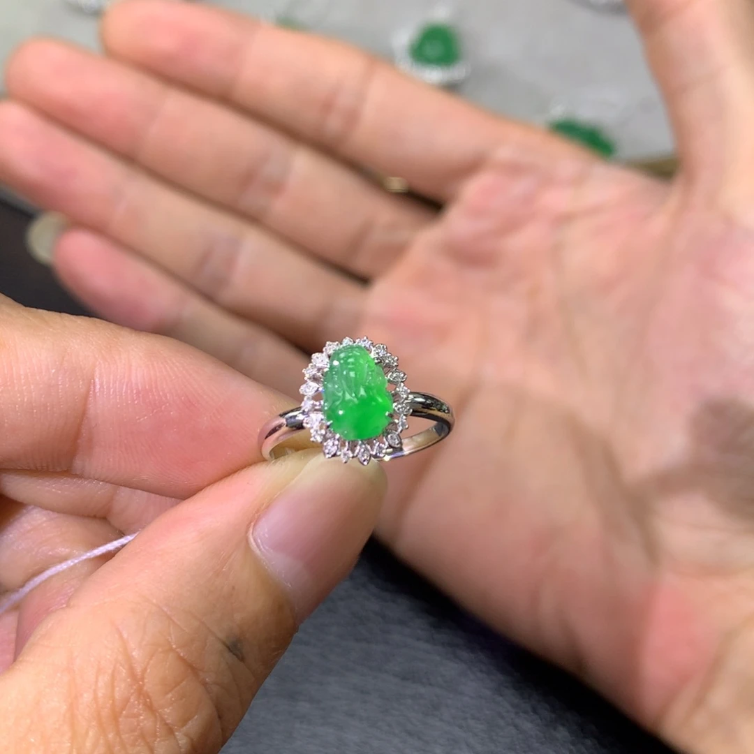 翡翠戒指18K金镶嵌翡翠