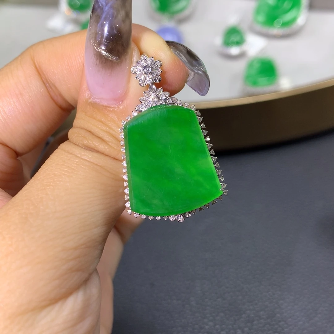 翡翠颈饰18K金镶嵌翡翠