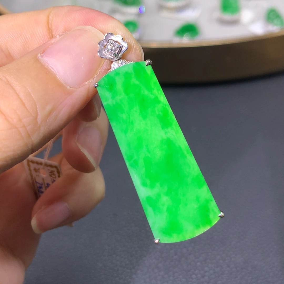 翡翠颈饰18K金镶嵌翡翠
