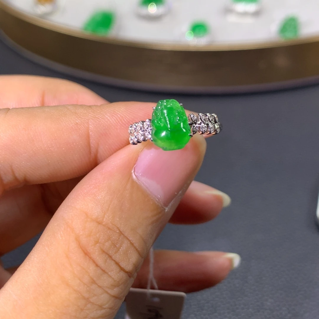 翡翠戒指18K金镶嵌翡翠