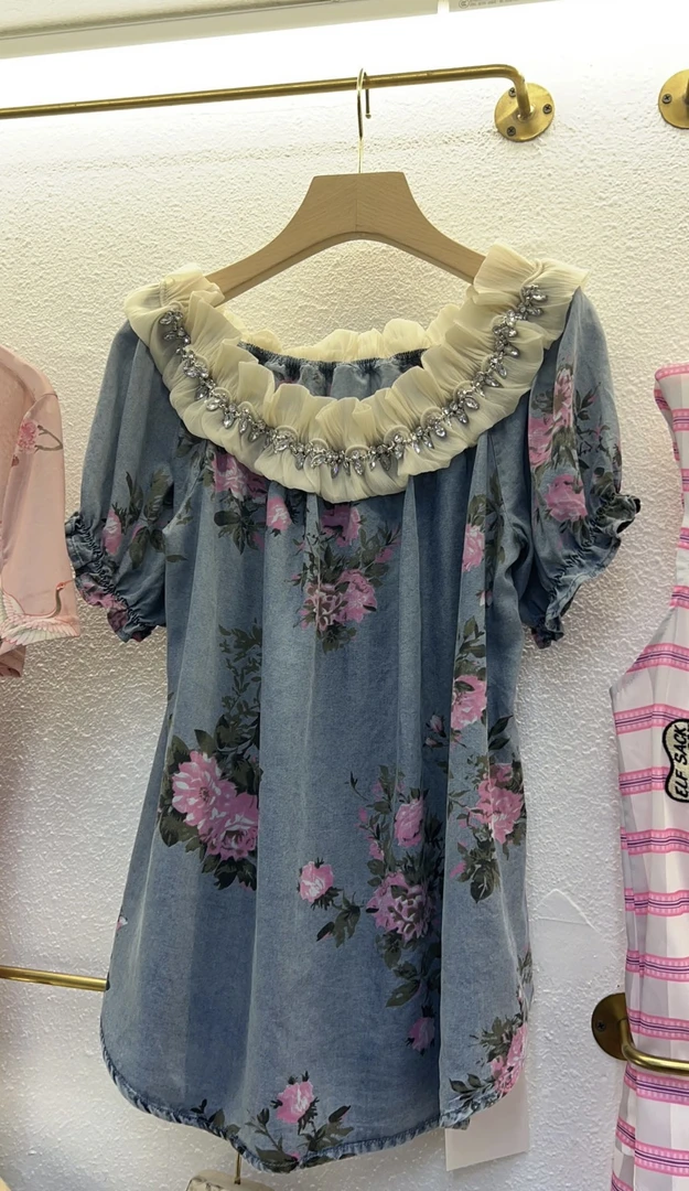 1080#深圳南油高端女装。档口实拍,手工缝钻,花朵法式衫。