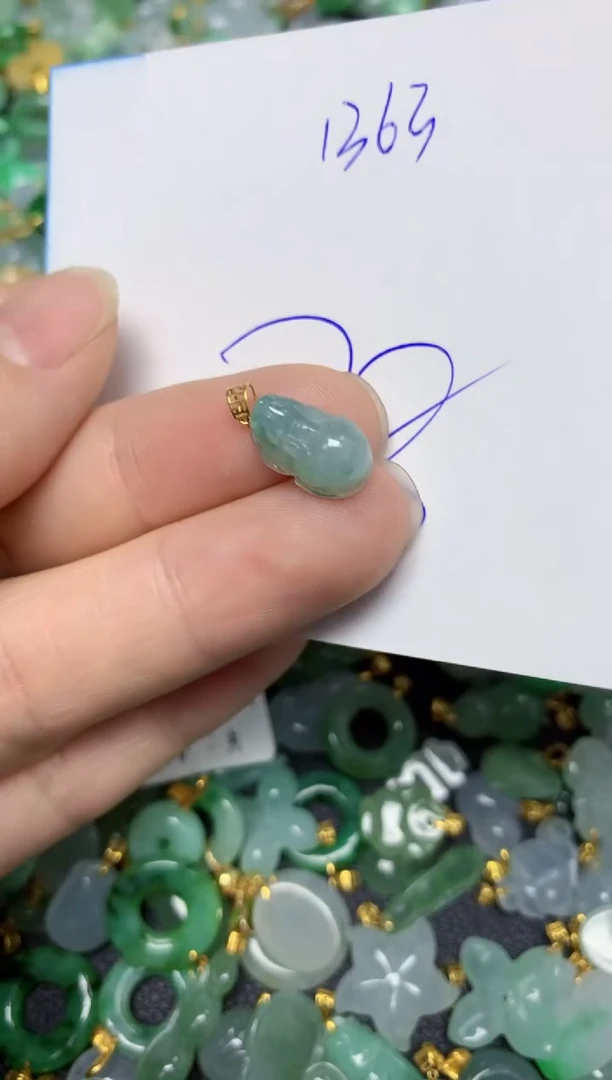 【闪购商品】翡翠挂件未镶嵌    天然翡翠A货