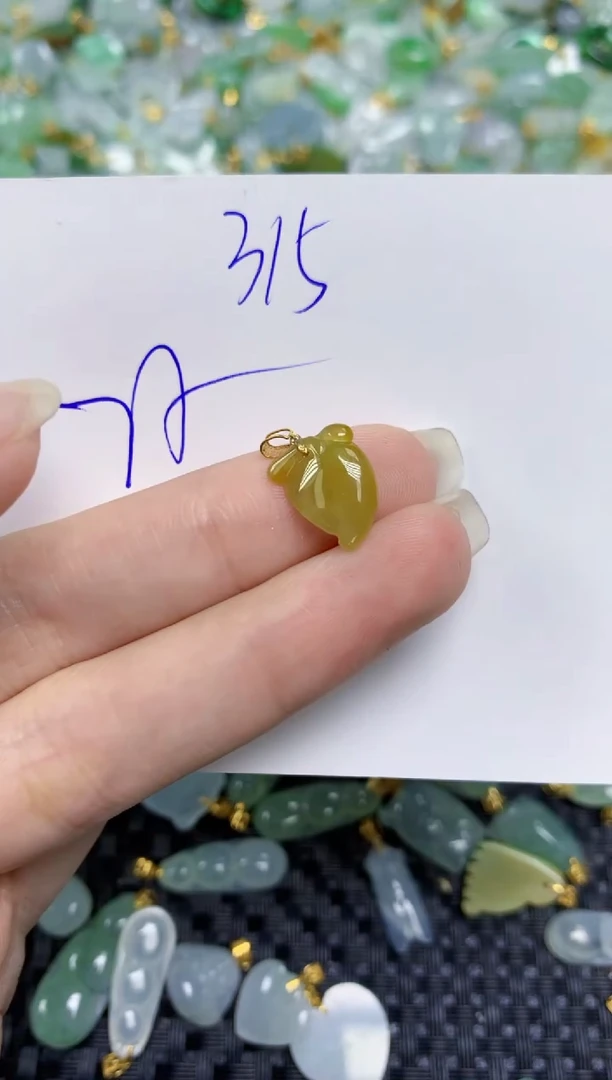 【闪购商品】翡翠挂件18K金镶嵌天然绚甸A货翡翠