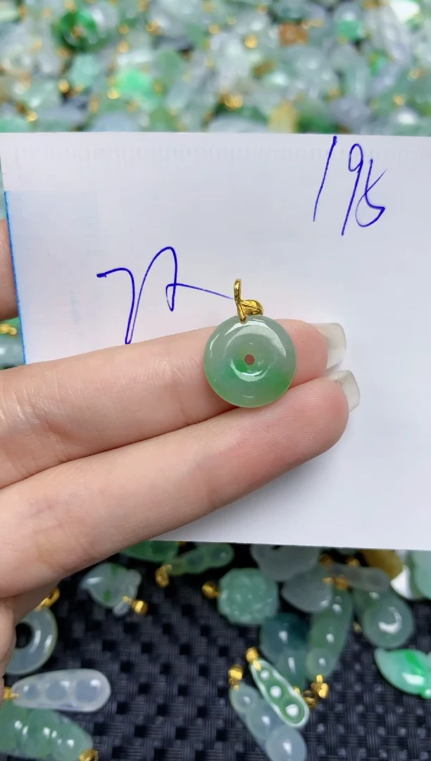 【闪购商品】翡翠挂件18K金镶嵌天然绚甸A货翡翠