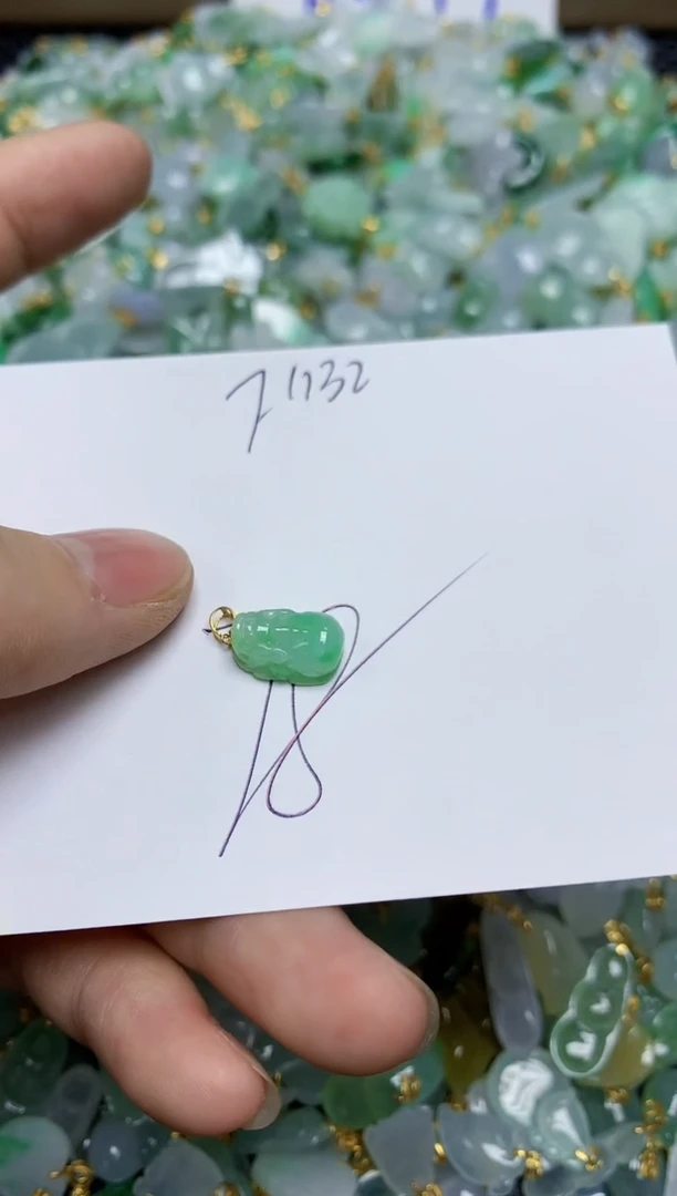 【闪购商品】翡翠挂件18K金镶嵌天然绚甸A货翡翠