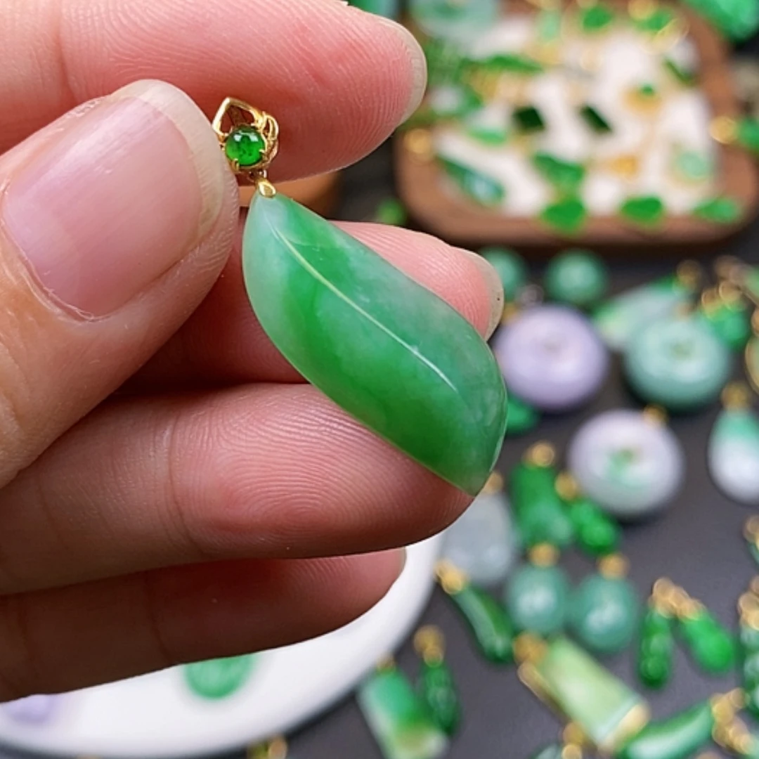 【闪购商品】翡翠吊坠(不含链)18K金镶嵌