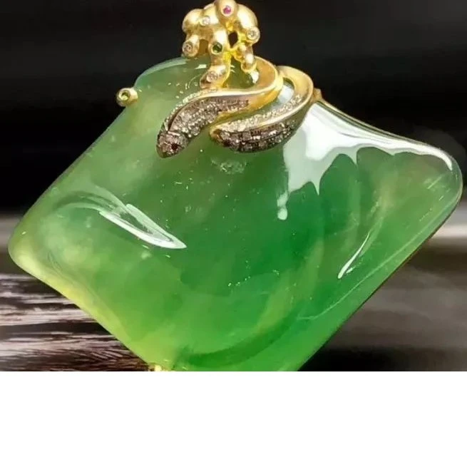 天然缅甸翡翠A货18K金镶嵌挂件吊坠雕刻精美高冰满绿菠菜绿飘绿