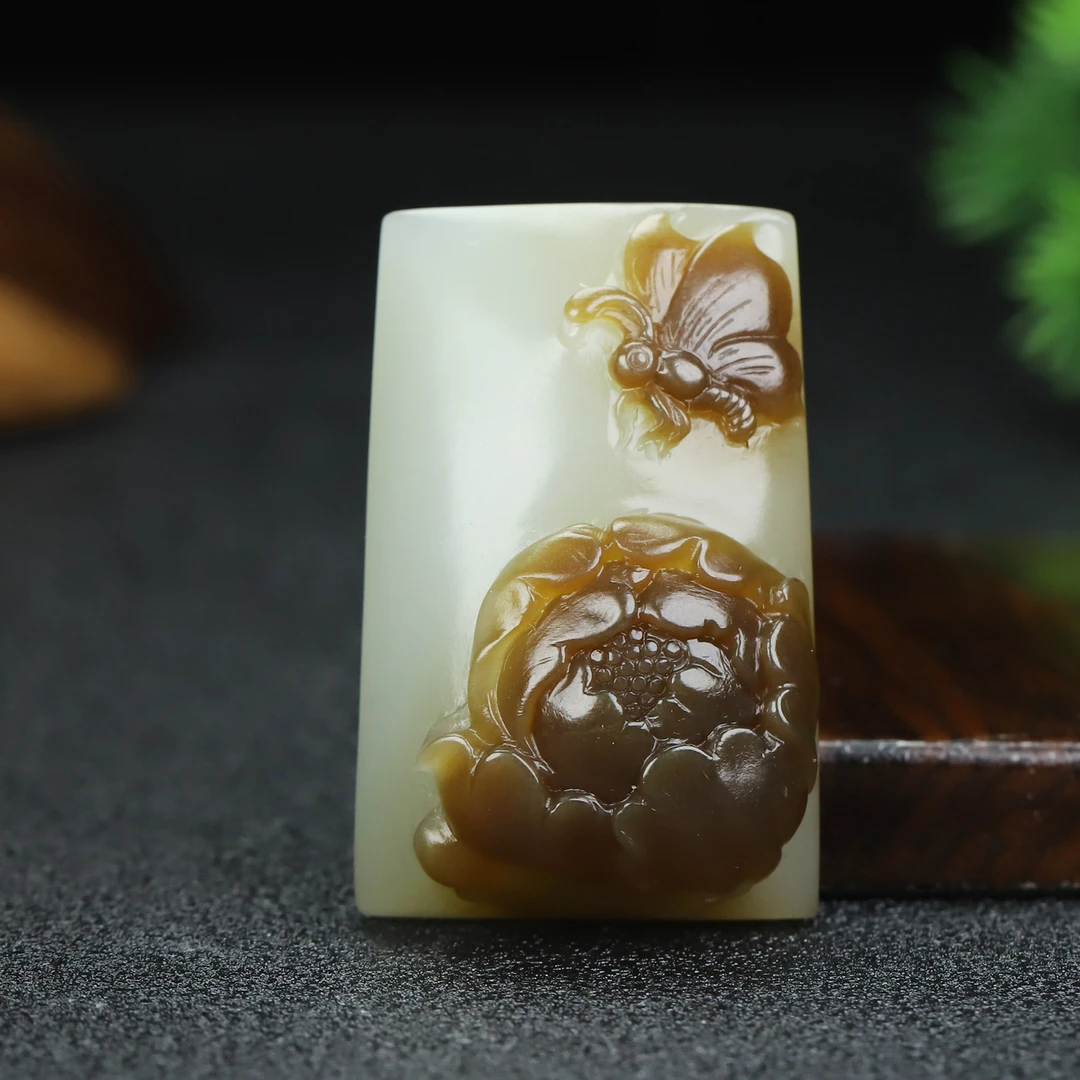 新疆且末金山糖荷花无事牌大师手工精雕俏色巧雕女款女士男挂坠