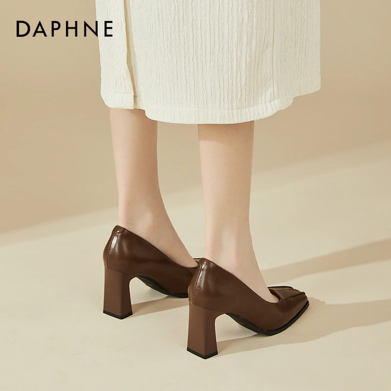 达芙妮浅口高跟鞋女2025新款春秋时尚百搭方头粗跟一脚蹬单鞋棕色