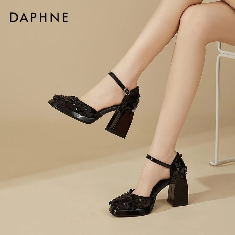 达芙妮包头凉鞋女粗跟夏季2025新款黑色亮片配裙子的玛丽珍高跟鞋