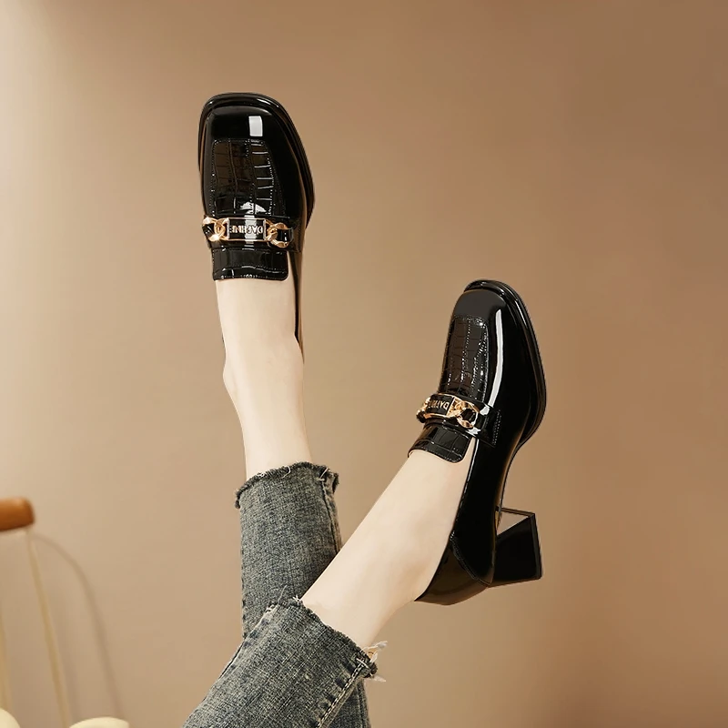 达芙妮黑色乐福鞋女2025新款春秋通勤工作漆皮休闲粗跟单鞋高跟鞋