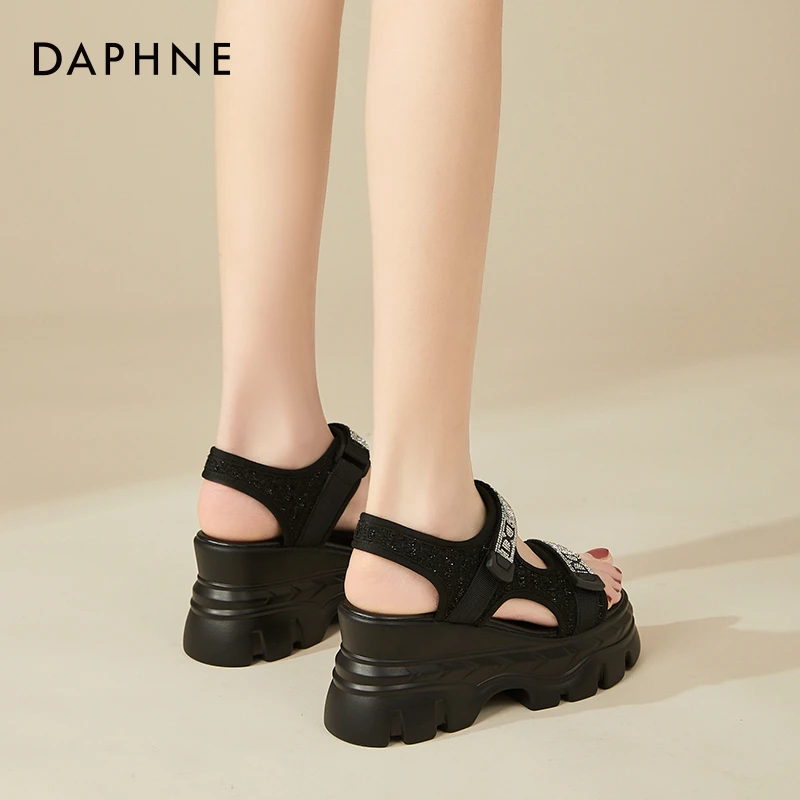 达芙妮厚底凉鞋女2025夏季新款外穿黑色水钻松糕增高海边沙滩鞋