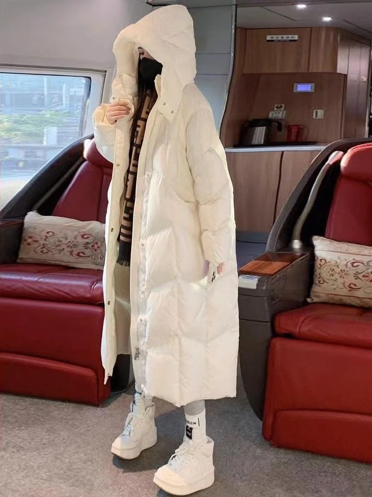 鸭鸭白色过膝长款羽绒服女2023冬装时尚设计师款连帽拉链大码显瘦