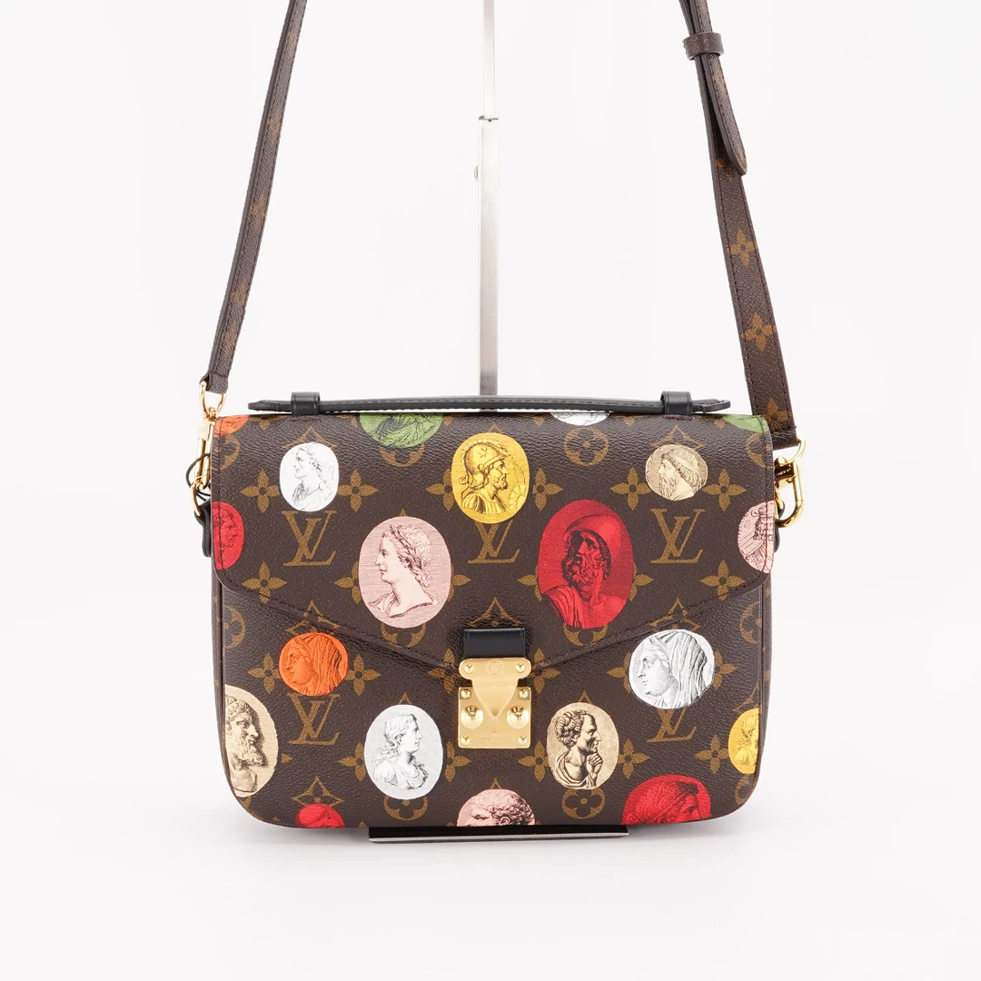 95新 LouisVuitton/路易威登 LV 老花邮差浮雕限量款/BG22000478