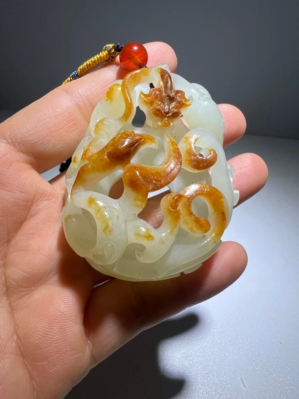 女士精美挂件，和田玉的一个圆壁，纯镂空浮雕螭龙