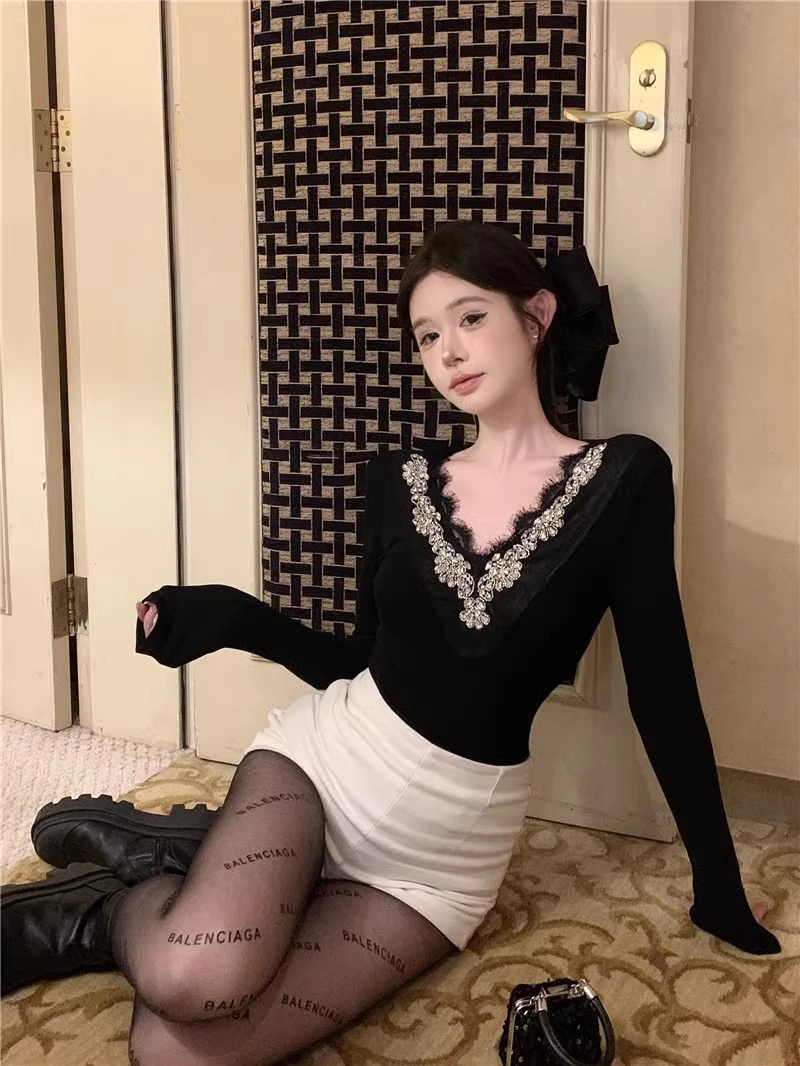 重工镶钻蕾丝v领磨毛长袖T恤2024冬季修身显瘦辣妹薄款打底上衣女