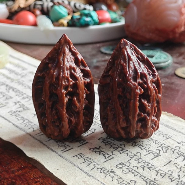 文玩核桃老秋子高56毫米多 有色差包浆红核桃老秋子